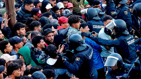 Poliția spaniolă evacuează mii de migranți de pe plajele din Ceuta. Forțele de ordine au tras cu gloanțe de cauciuc în aer