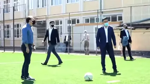 Florin Cîţu a jucat fotbal cu elevii unui liceu teologic din Satu Mare