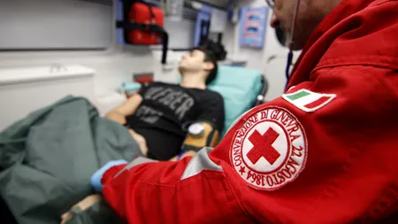 Un tânăr a făcut STOP CARDIAC într-un avion. A fost salvat de un medic care se afla la bord