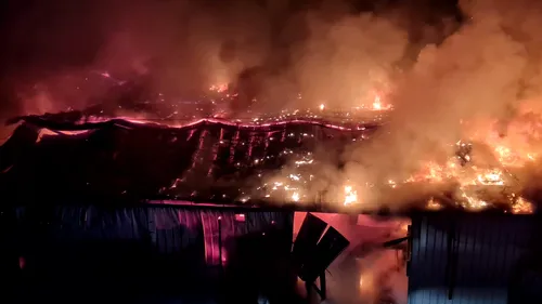FOTO - VIDEO | Incendiu violent la o fabrică din Mizil. Doi pompieri au ajuns la spital, cu arsuri pe față
