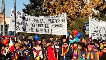 CINSTE înaintașilor! RUȘINE nouă! În an CENTENAR, România are un premier AGRAMAT controlat de UN INFRACTOR. Mesaje de PROTEST față de Jandarmerie și PSD, la defilarea de la Cluj