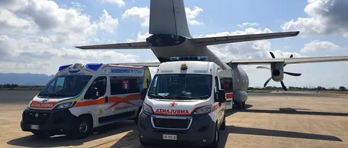 FOTO | Doi bebeluși, aflați în stare gravă, transferați cu o aeronavă militară la un spital din Italia