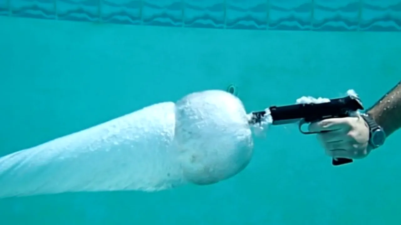 GALERIE FOTO. Ce se întâmplă atunci când tragi cu pistolul în apă. Imagini uluitoare cu efectele create de traiectoria unui glonț