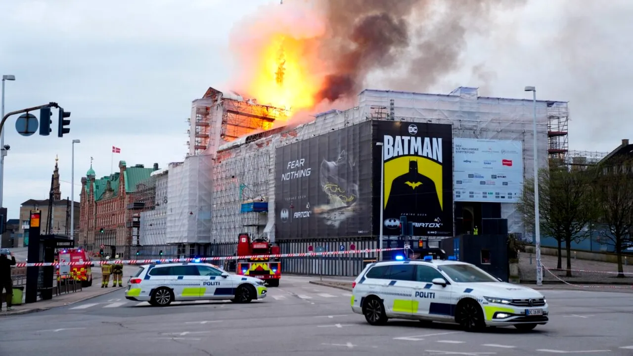 Bursa din COPENHAGA, supranumită „Notre Dame a Nordului”, cuprinsă de flăcări!