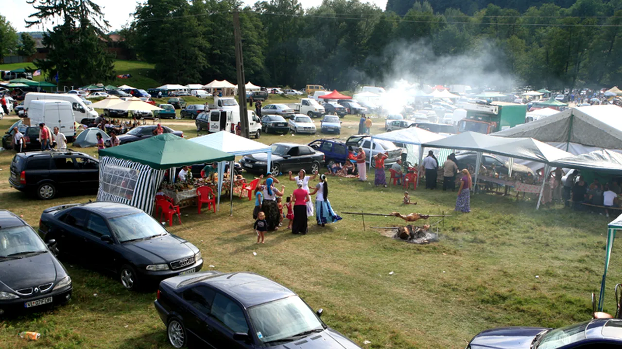 BĂTAIE CU SĂBII ȘI CUȚITE după petrecerea romilor de la Costești. Un automobil FERRARI a fost INCENDIAT