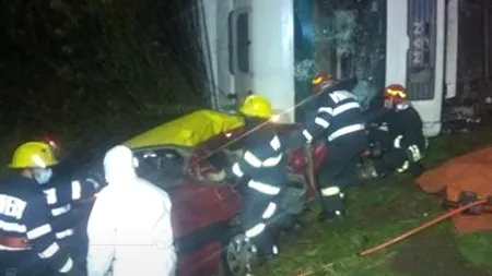 GÂNDUL LIVE. Imagini de coșmar în Mureș, unde un autoturism a fost prins între două TIR-uri care s-au ciocnit!
