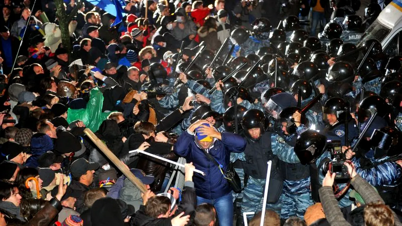 Aproximativ 20.000 de persoane au protestat la Kiev față de respingerea acordului de asociere cu UE
