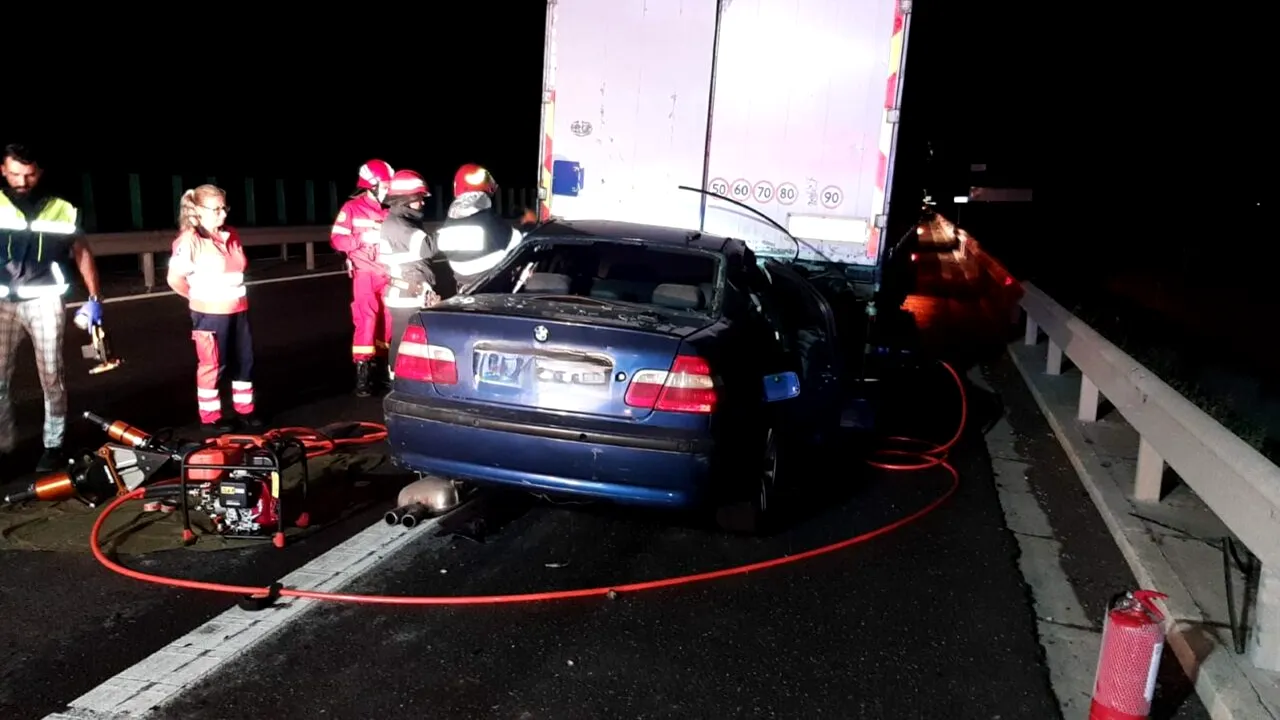 Un om a murit după ce BMW-ul în care se afla a intrat sub un TIR, pe autostrada A4, în apropierea localităţii Agigea