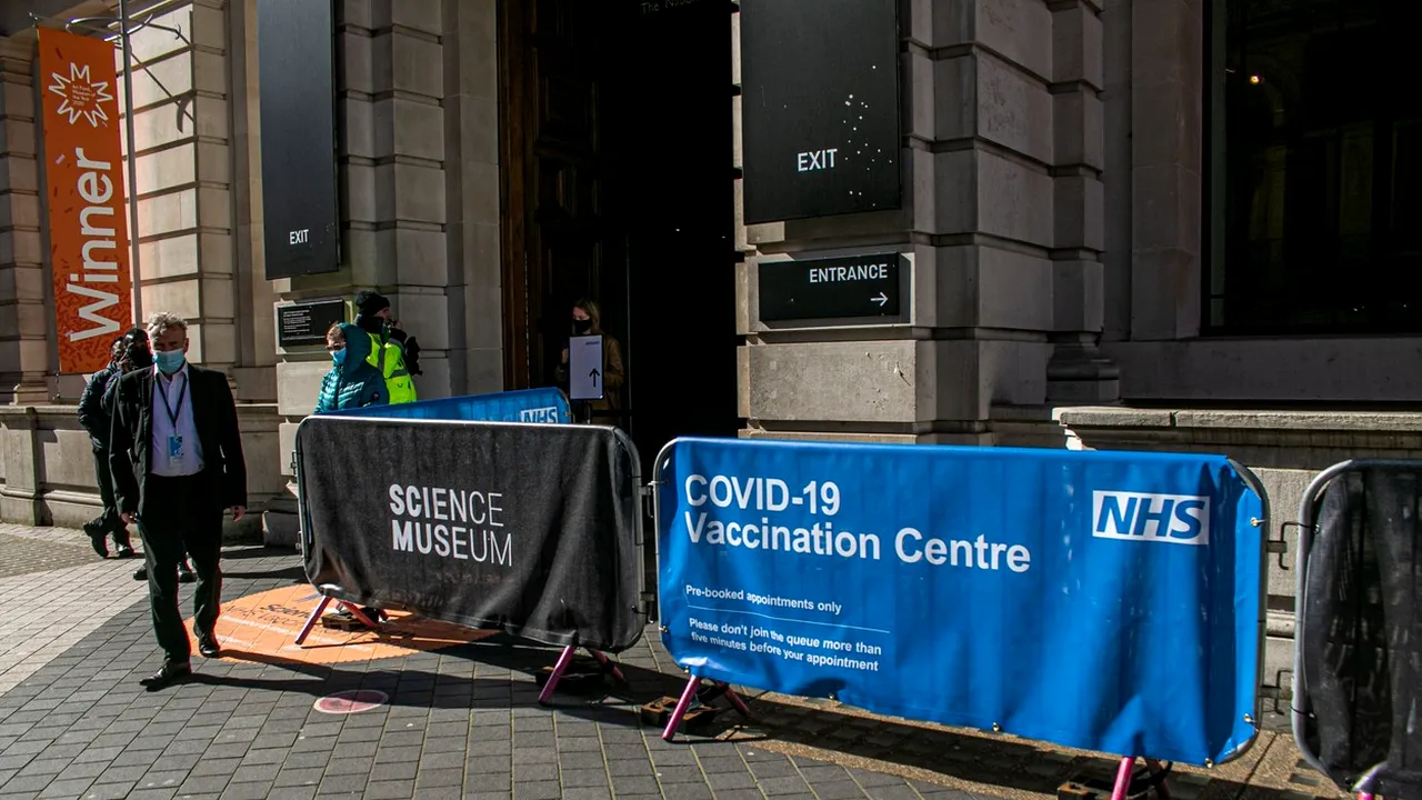 Marea Britanie: Jumătate din populația adultă a primit cel puțin o doză de vaccin împotriva COVID-19