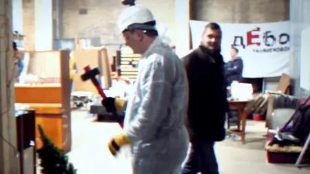 VIDEO. Rușii stresați plătesc sute de dolari pentru a devasta o cameră
