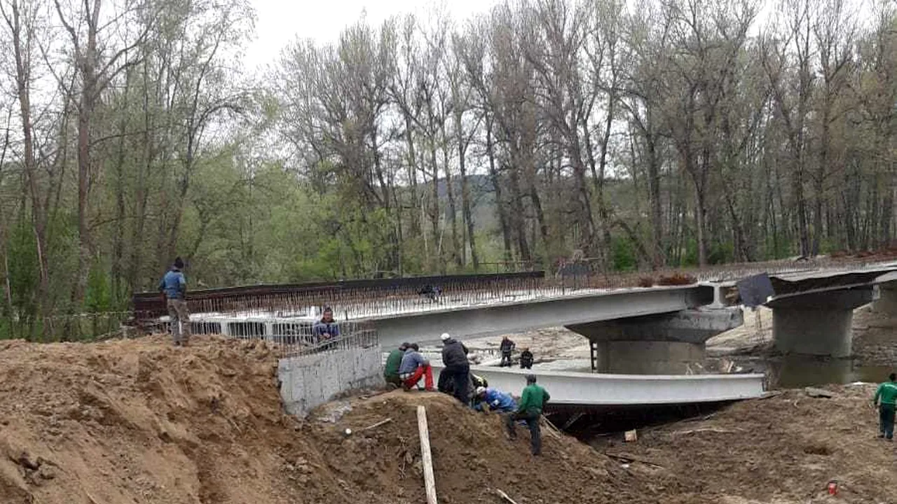 Gorj: Două persoane rănite după ce o traversă a unui pod în lucru a căzut. Una dintre victime, dusă cu elicopterul SMURD la spital