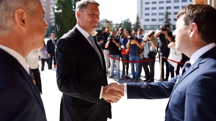 În vizită în HAR-COV, Iohannis a fost întâmpinat cu imnul Ținutului Secuiesc. Reacția președintelui când i s-a dat steagul secuiesc