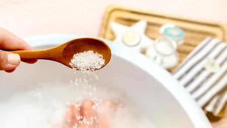 Motivul pentru care se recomandă să îți ții picioarele în apă caldă cu sare, o dată la 7 zile. Ce au descoperit experții