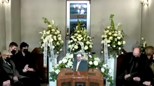 Aglomerație de zeci de oameni la înmormântarea unui bărbat care a murit de COVID. Ceremonia funerară a avut loc în Arad (VIDEO)
