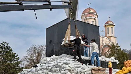 GALERIE FOTO Un protest artistic împotriva războiului împarte în tabere locuitorii unui oraș din România. Amenințări cu reclamații la Ministerul Culturii: „Minunea de acolo este oribilă și trebuie să dispară”