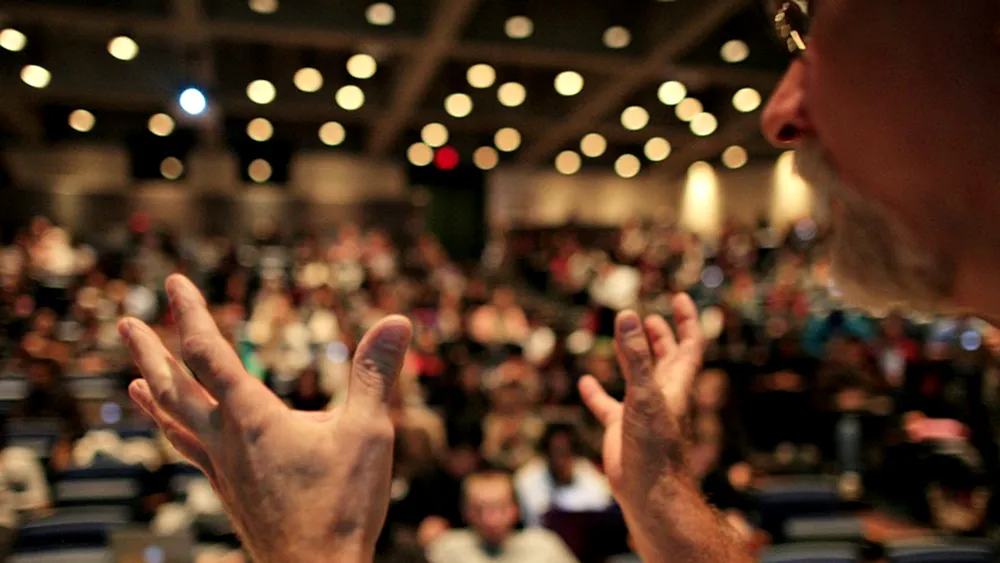 Jurnalismul se învață de la profesioniști, nu din manuale