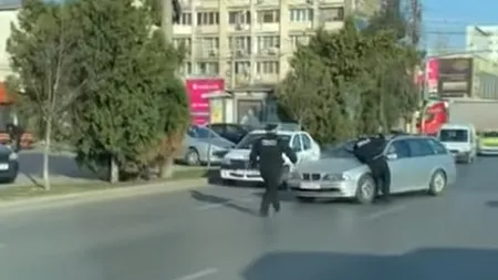 Cazul șoferului de BMW care a luat pe capotă un om al legii. Când au voie polițiștii locali să legitimeze și să sancționeze conducătorii auto