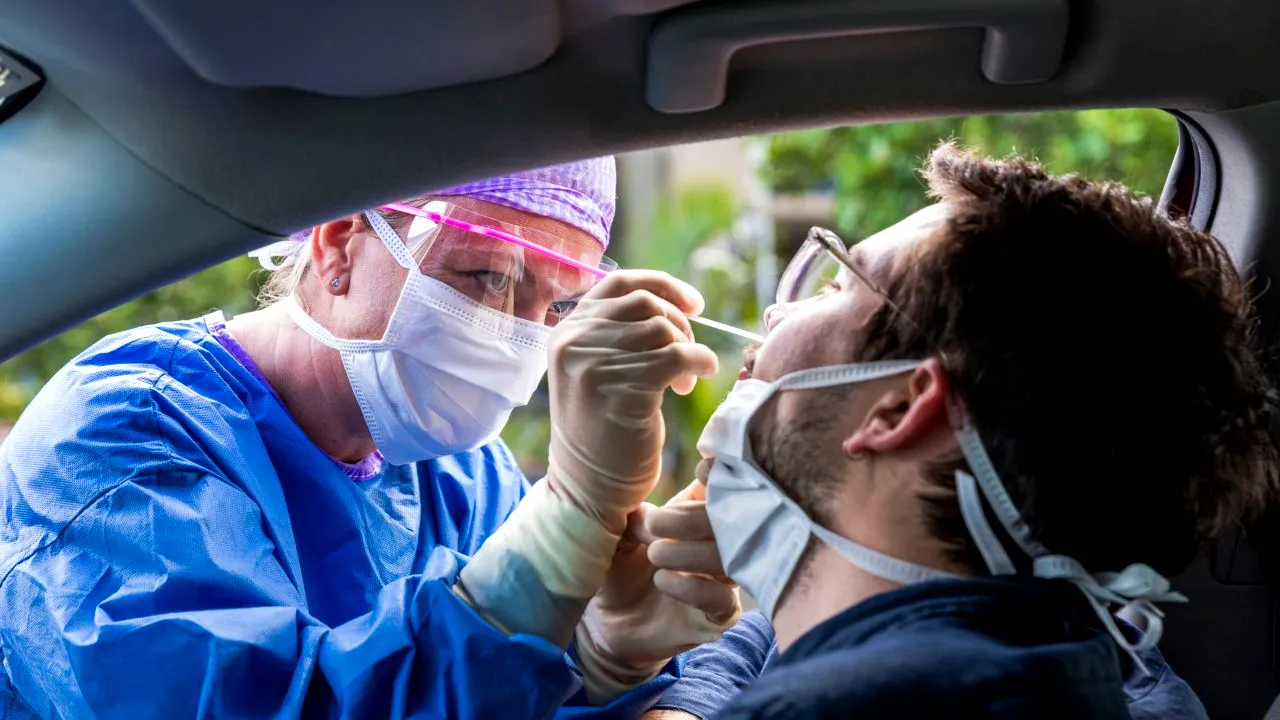 Anchetă după ce aproape 43.000 de britanici ar putea avea rezultate fals negative la Covid