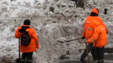 VIRALUL ZILEI: Cum are loc acțiunea de deszăpezire în sectorul 3 din București. VIDEO
