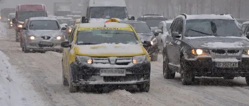 Iarna face ravagii pe șosele: Șoferi blocați în troiene de un metru și drumuri închise din cauza zăpezii