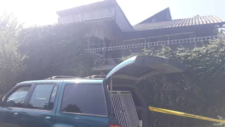 Cazul din Caracal | Momente emoționante la poarta lui Gheorghe Dincă. Familiile celor două adolescente și 100 de oameni s-au strâns la locul crimei - VIDEO