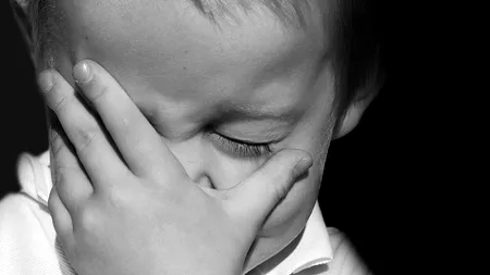 Un elev a fost umilit de învățătoare după ce i-a dat un mărțișor! Copilul nu mai vrea la școală