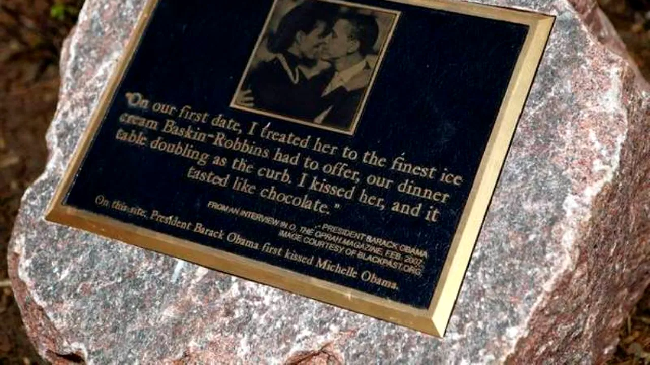O plăcuță specială, amplasată în fața mall-ului unde Barack Obama a sărutat-o prima dată pe Michelle