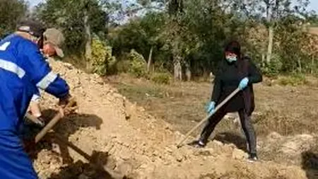 Tulcea: Femeie care a decedat din cauza noului coronavirus, înmormântată de propriile fiice! Poliția a început o anchetă. VIDEO