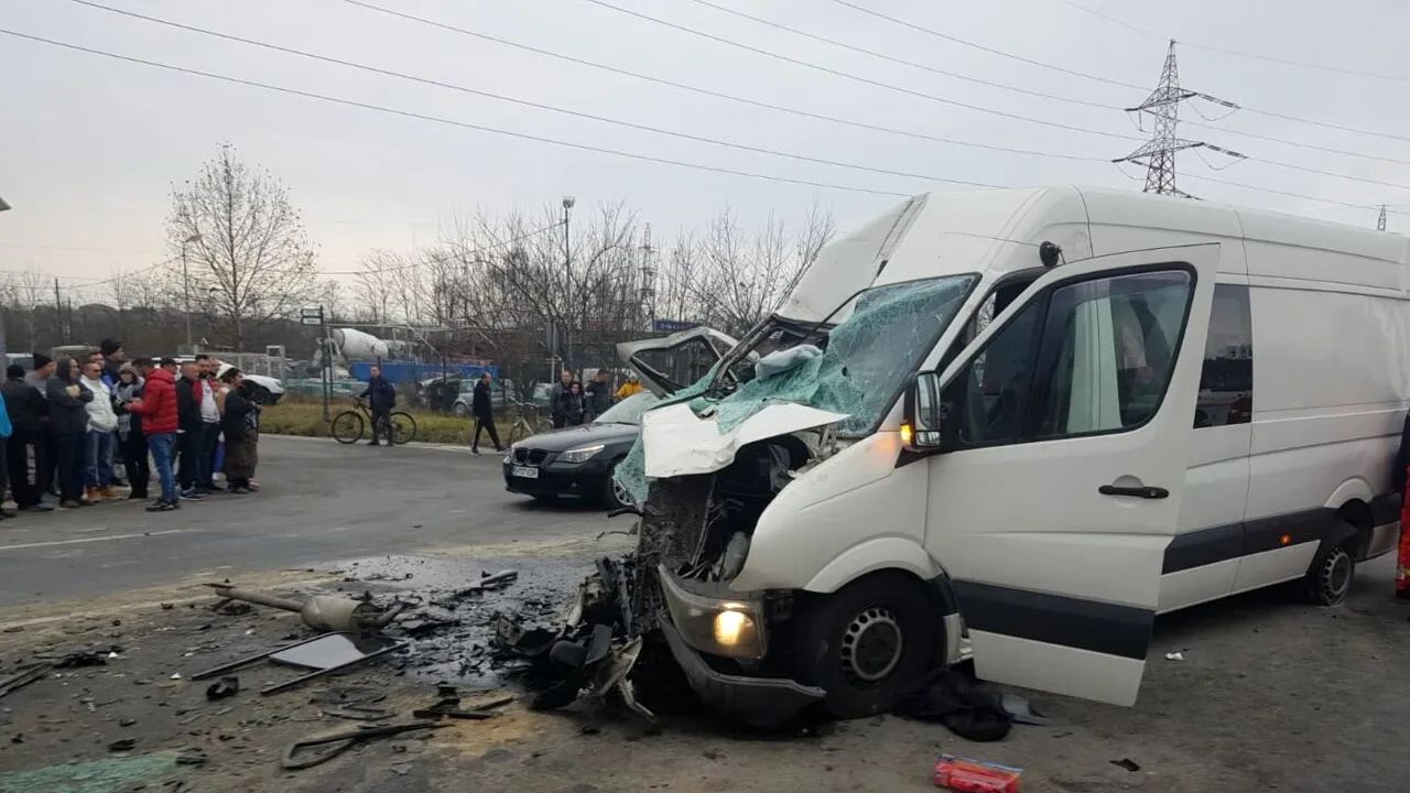 Două femei au murit după ce un microbuz a intrat într-un TIR