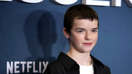 Starul de 15 ani al mini-seriei de succes „Adolescence”, distribuit în noua adaptare a FILMULUI „La răscruce de vânturi”, alături de Margot Robbie