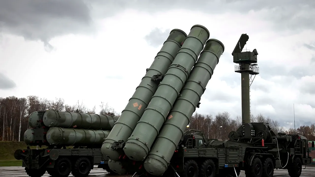 Rusia își transferă sistemul de apărare antiaeriană S-400 Triumf la o bază din Siria