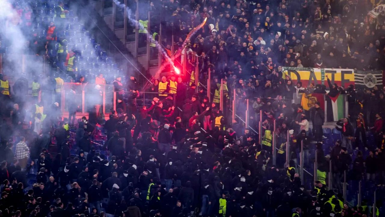 Trei cluburi MARI de fotbal au fost sancționate de UEFA pentru comportamentul fanilor