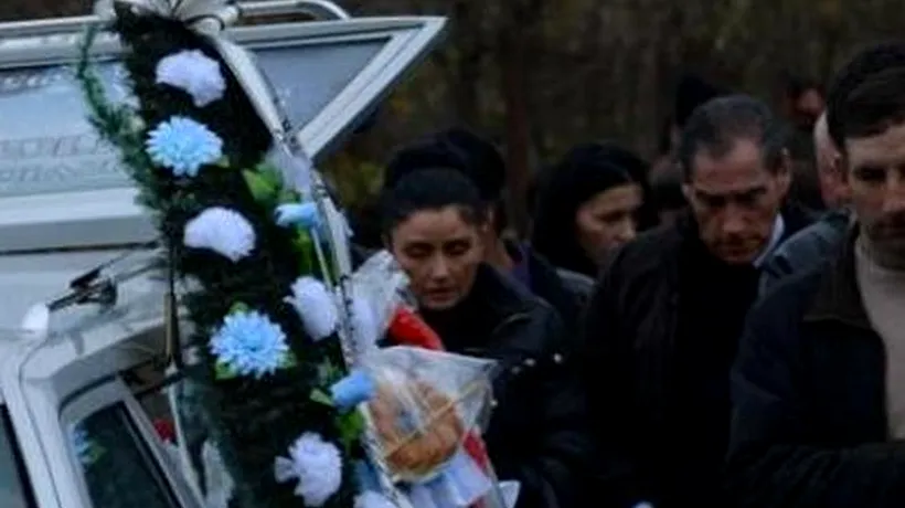Petre Roman, în doliu. Fostul premier a participat la funeraliile socrului său
