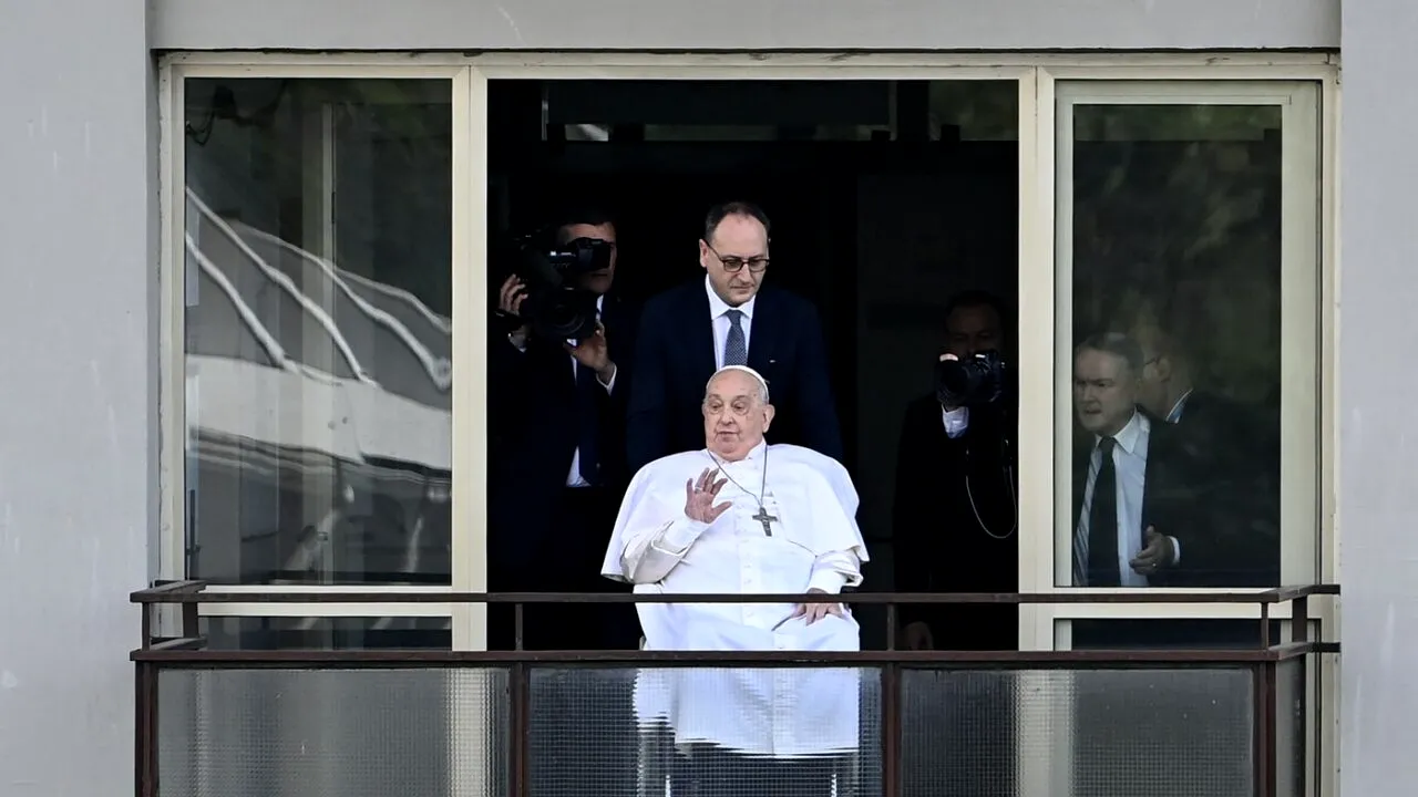 Papa Francisc a fost externat din Spitalul Gemelli. Prima apariție publică după cinci săptămâni