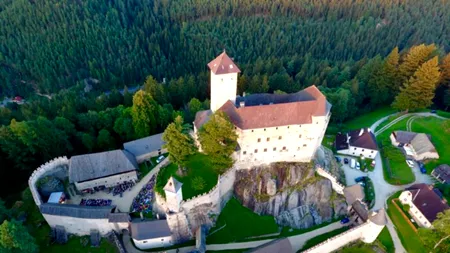Cum a ajuns o comună din Austria celebră la nivel mondial oferind terenuri gratuite familiilor