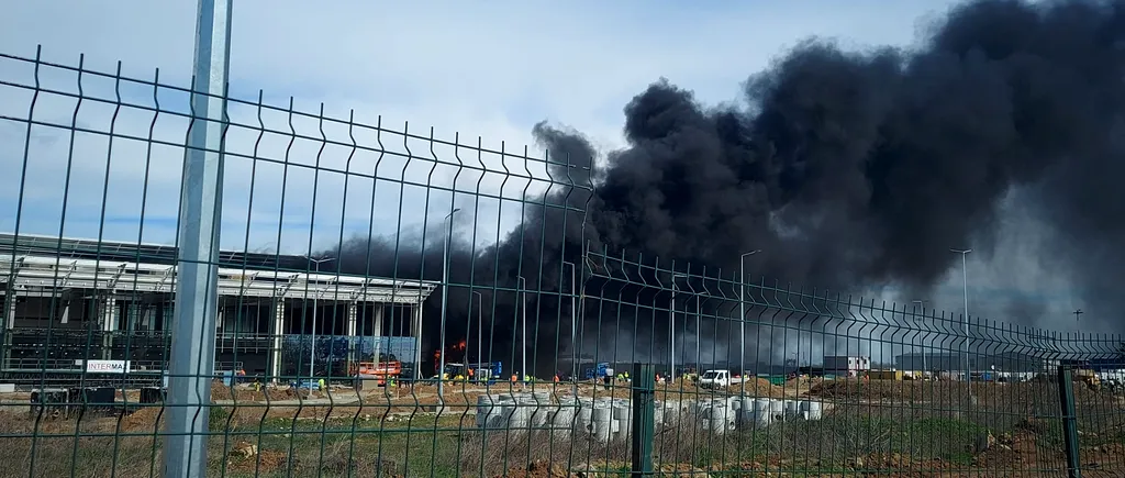 INCENDIU puternic într-o hală a Aeroportului Craiova / Au ars mai multe materiale de construcție / Fumul dens s-a răspândit în zonă