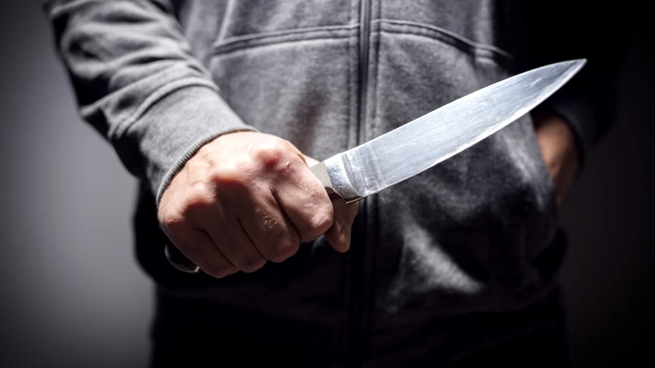 Adolescent de 16 ani, ÎNJUNGHIAT într-un bar din Alba de un tânăr de 19 ani / Victima are nevoie de cel puţin o lună de îngrijiri medicale