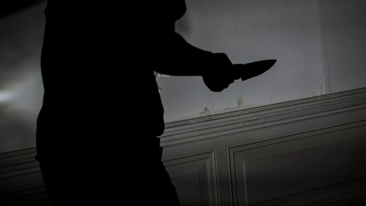 INCIDENT. Scene de groază provocate de un român: I-a amenințat pe trecători cu două cuțite de bucătărie!