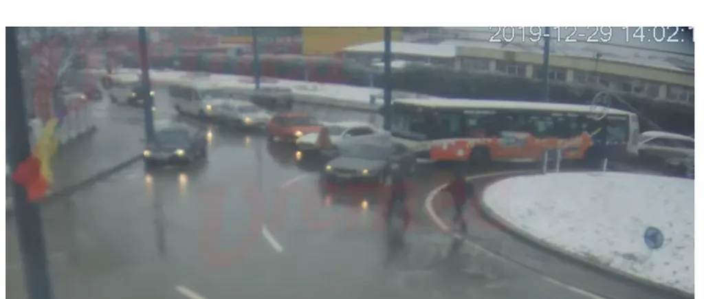 VIDEO Un nou conflict în trafic între șoferul unui BMW și cel al unui autobuz, încheiat cu bătaie / Psiholog: S-au făcut două tabere. Reacționează cu violență