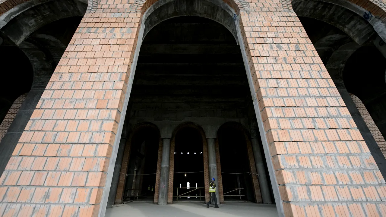 Care este stadiul lucrărilor la Catedrala Mântuirii Neamului: 800 de muncitori lucrează în trei schimburi ca să termine cea mai mare biserică din România. FOTO