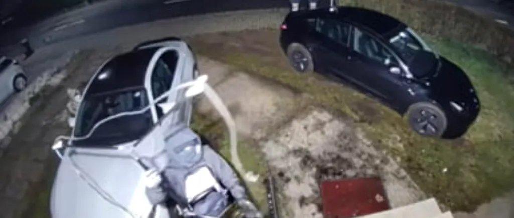 VIDEO | Cum poți fura o mașină în mai puțin de un minut. Hoții unui BMW au fost surprinși pe camerele de supraveghere