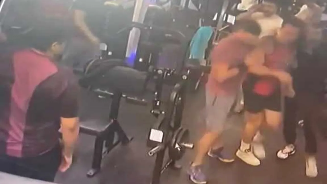 Bătaie ca în filme într-o sală de fitness din Iași. Doi bărbați și-au împărțit pumni și picioare din cauza unei fete