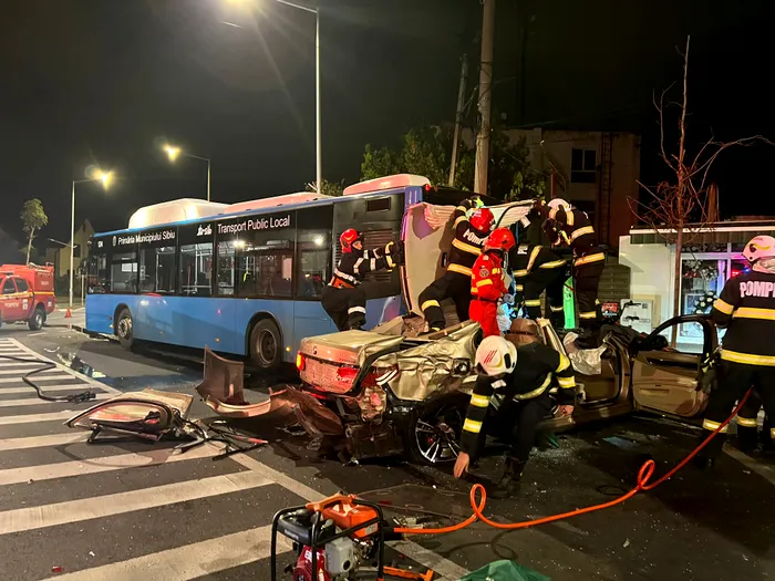 FOTO | Accident cumplit în Sibiu: Un tânăr de 23 de ani crezut că este „ZEU”, dar și-a omorât o prietenă și a băgat-o pe alta în spital