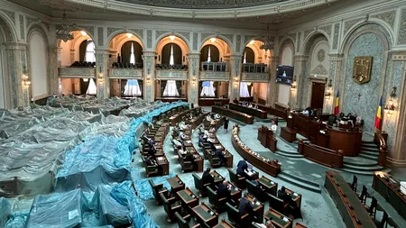 „Găleata de la Camera Deputaților” s-a transformat în celofanul de la Senat. Care este explicația pentru folia din plenul Senatului