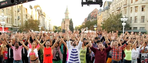 ROMÂNII AU TALENT, sezonul 3. Spectatorii prezenți la preselecțiile din Timișoara au făcut un flash mob în fața Operei Naționale