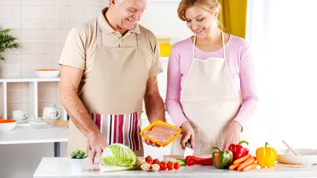 Experții sunt de acord: De la 55 de ani, ar trebui să consumi maximum 2.500 de calorii, iar mai puțin de 30% din acestea ar trebui să fie grăsimi