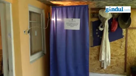 VIDEOREPORTAJ. Cum se votează la referendum în vârf de deal, la cabana vânătorilor. 