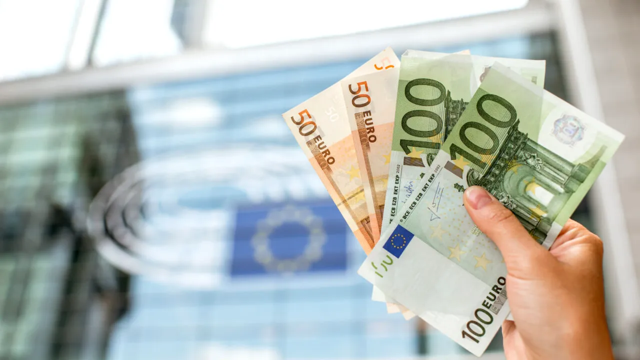 BNR anunță joi un CURS de 5,1032 lei pentru un euro, în ușoară scădere