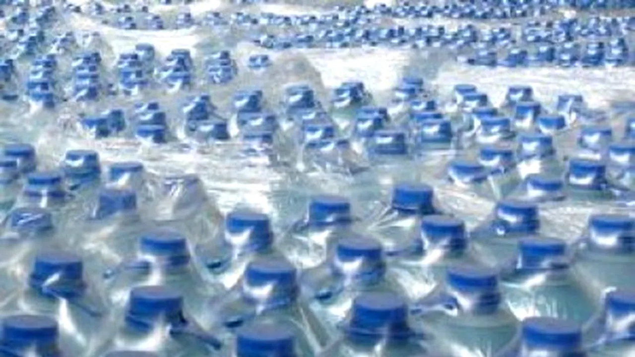 Apă plată periculoasă în supermarketurile din Capitală. Cu cât depășeau eșantioanele analizate limita maximă a germenilor