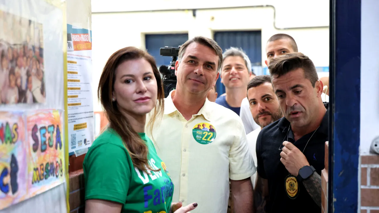 Scandal după alegerile din Brazilia. Flavio Bolsonaro refuză victoria lui Lula da Silva și cere anularea turului doi. De la ce a pornit disputa